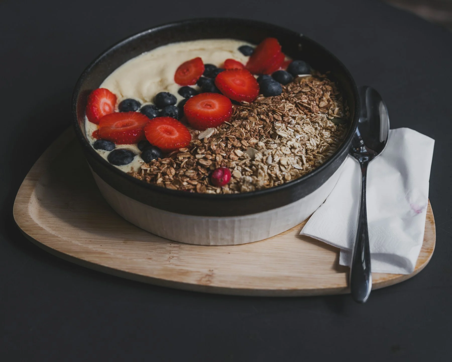 Jogurt s ovocem a semínky