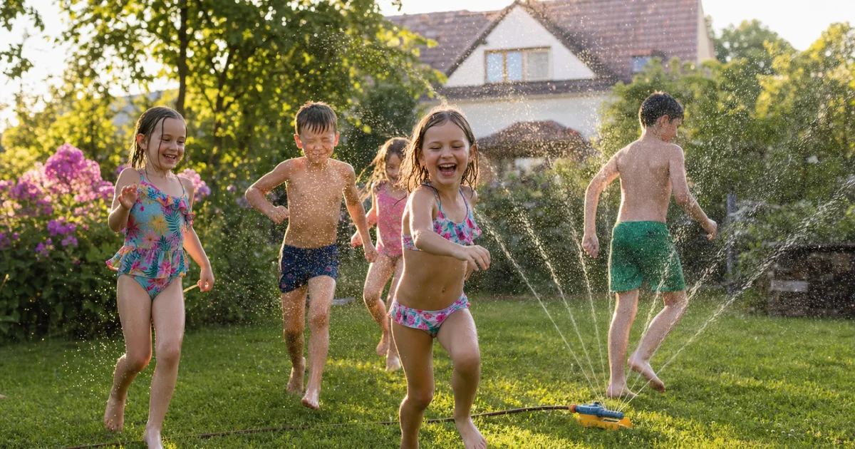 Jak zabavit děti o letních prázdninách: nápady na doma, na zahradu i do deště