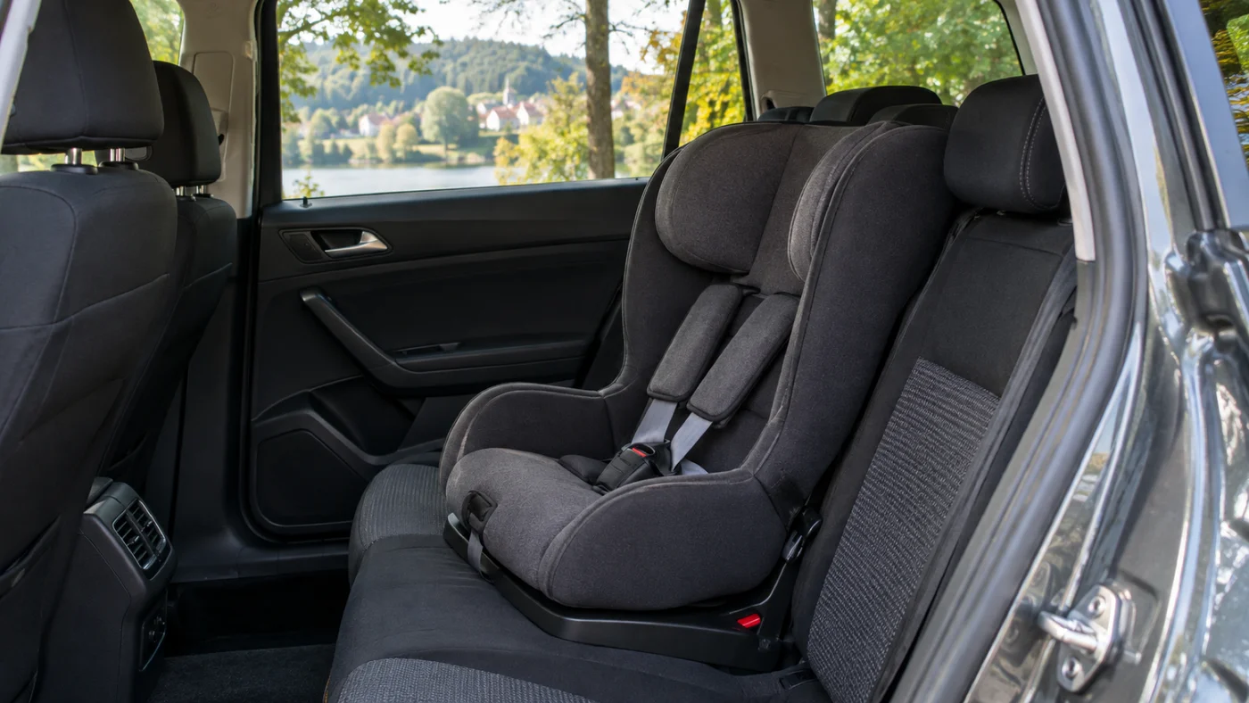 Dětská autosedačka upevněná na zadním sedadle osobního auta