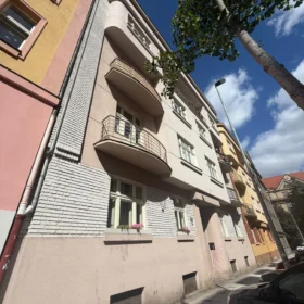 Rodina ve starém pražském činžáku: jak se žije se špaletovými okny