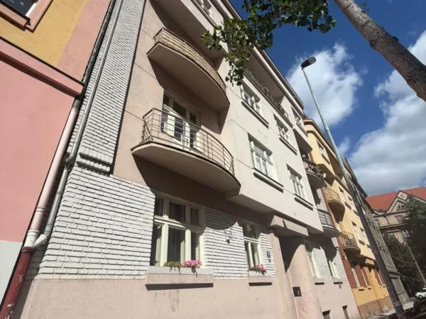 Rodina ve starém pražském činžáku: jak se žije se špaletovými okny