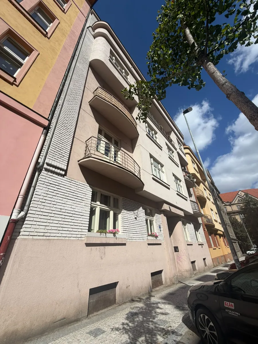 Uliční fasáda domu v Kyjevské ulici v Praze 6
